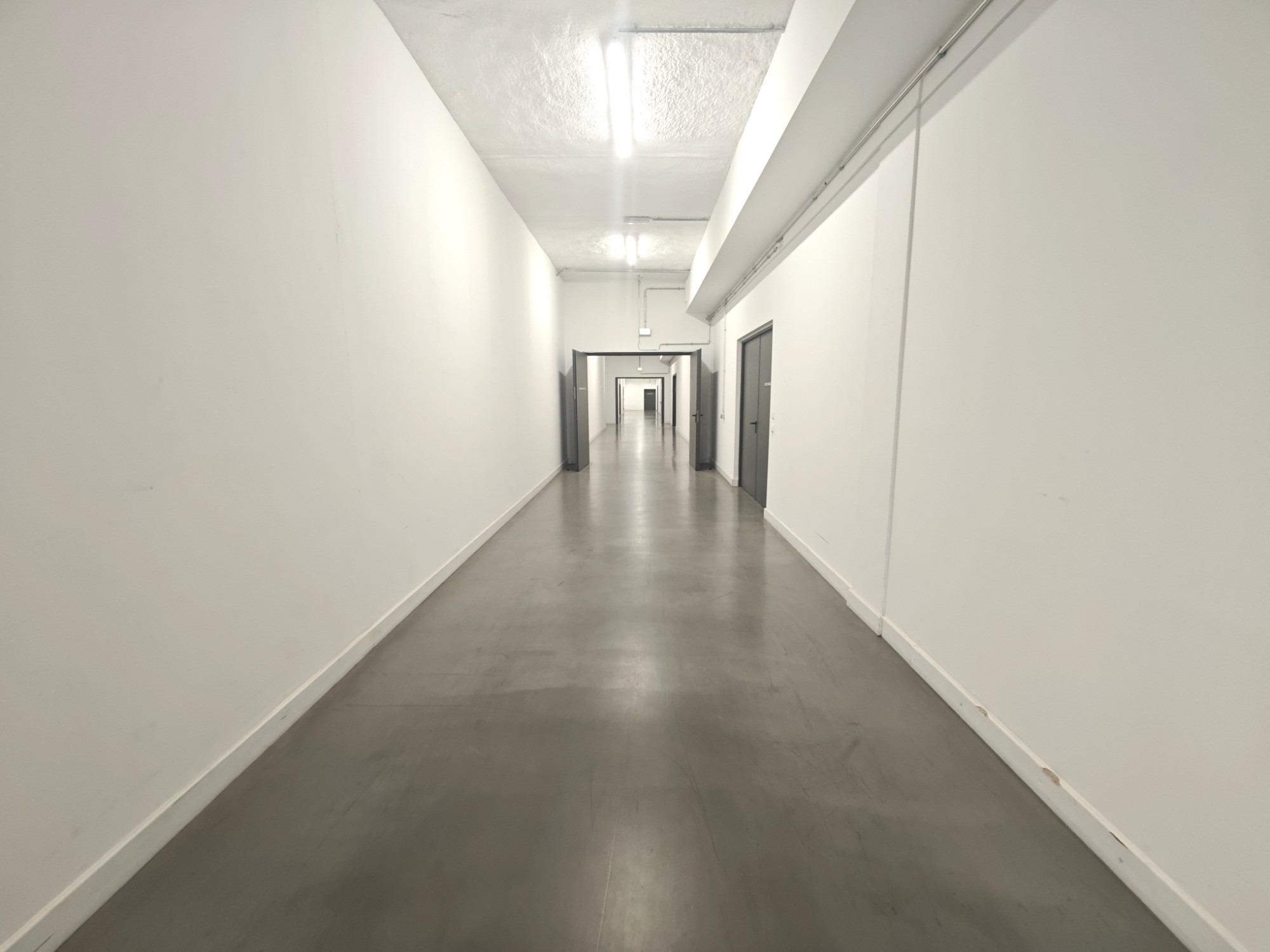 Langer heller Flur auf der Etage von Einheit 02