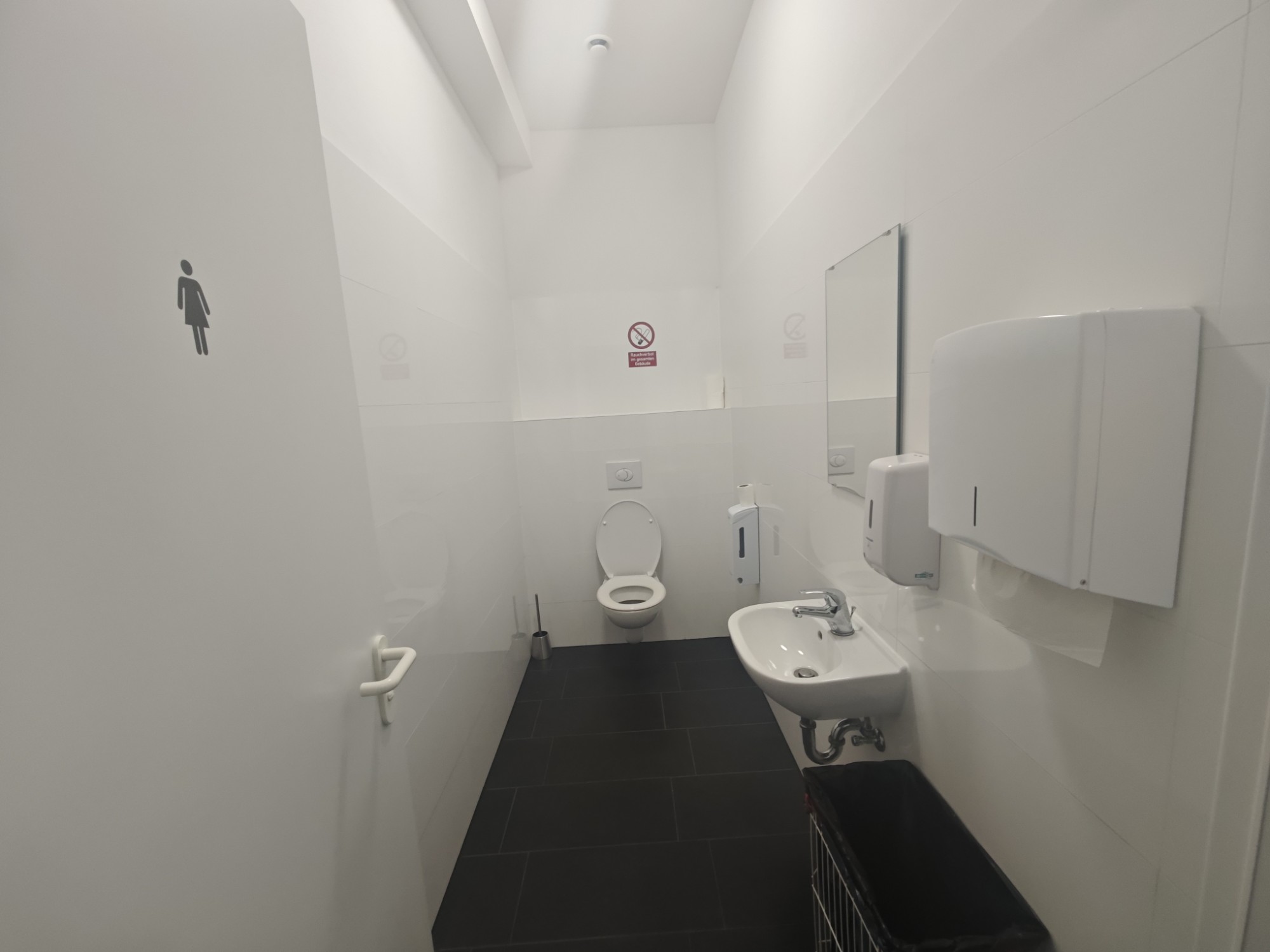 Gepflegtes Kunden-WC mit Waschbecken auf der Etage von Einheit 02