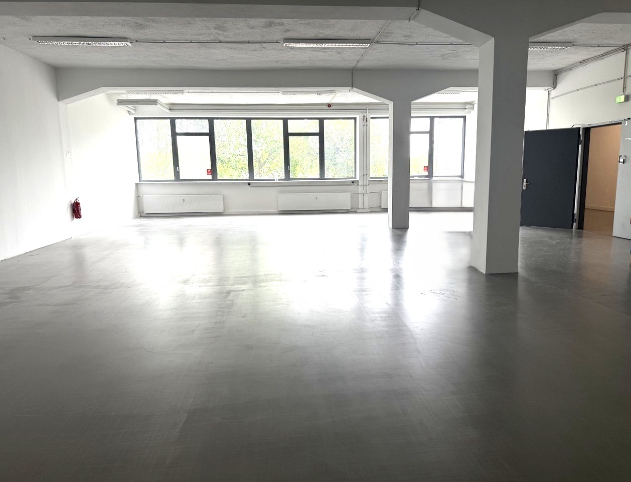Offene Lagerfläche mit Fensterfront in der Tuchfabrik Berlin