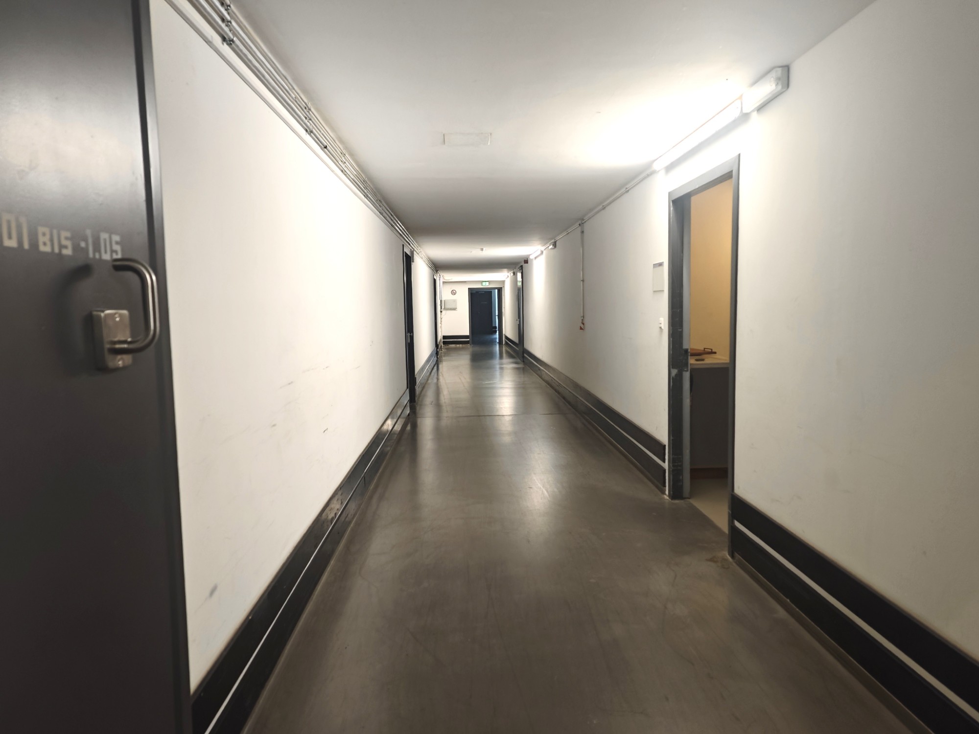 Langer heller Flur im Untergeschoss der Tuchfabrik Berlin