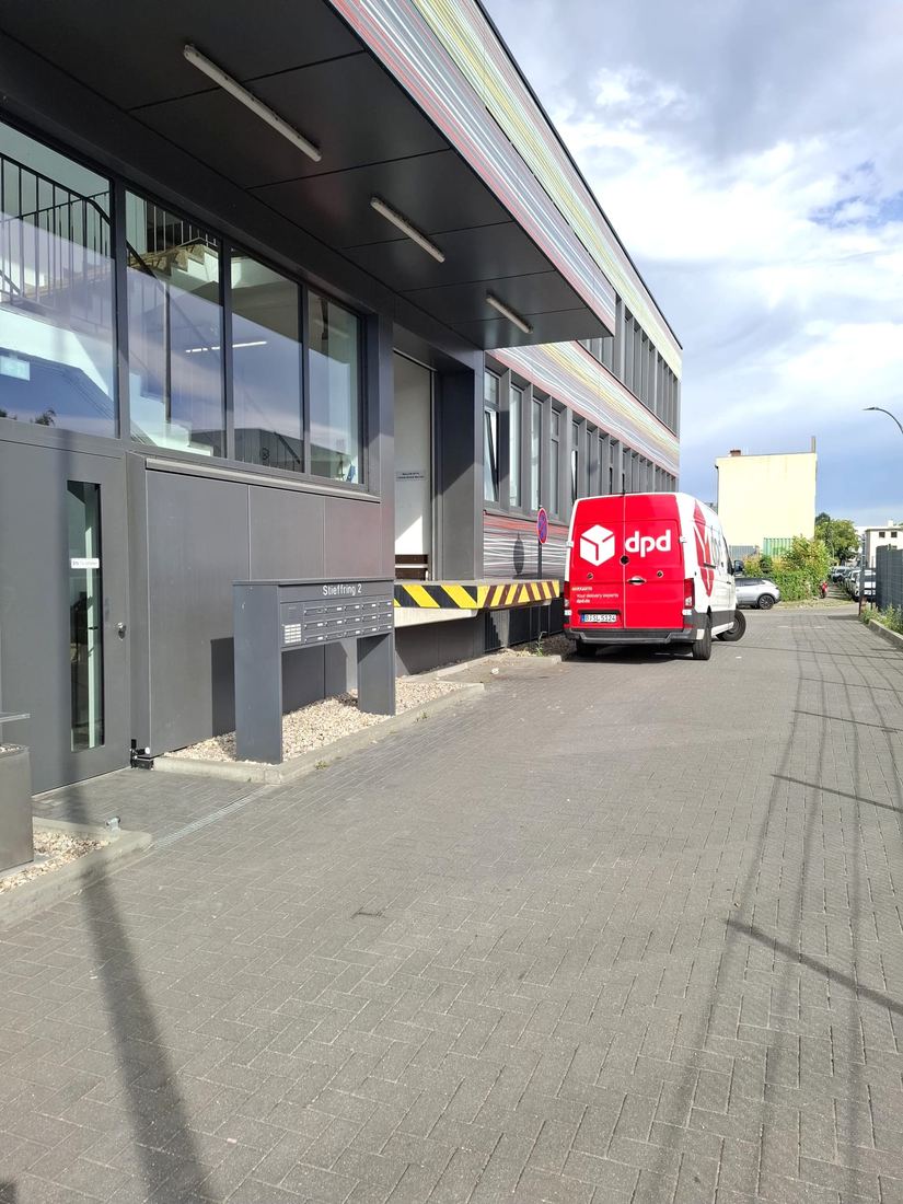 Anlieferung am Gebäude mit Lieferfahrzeug
