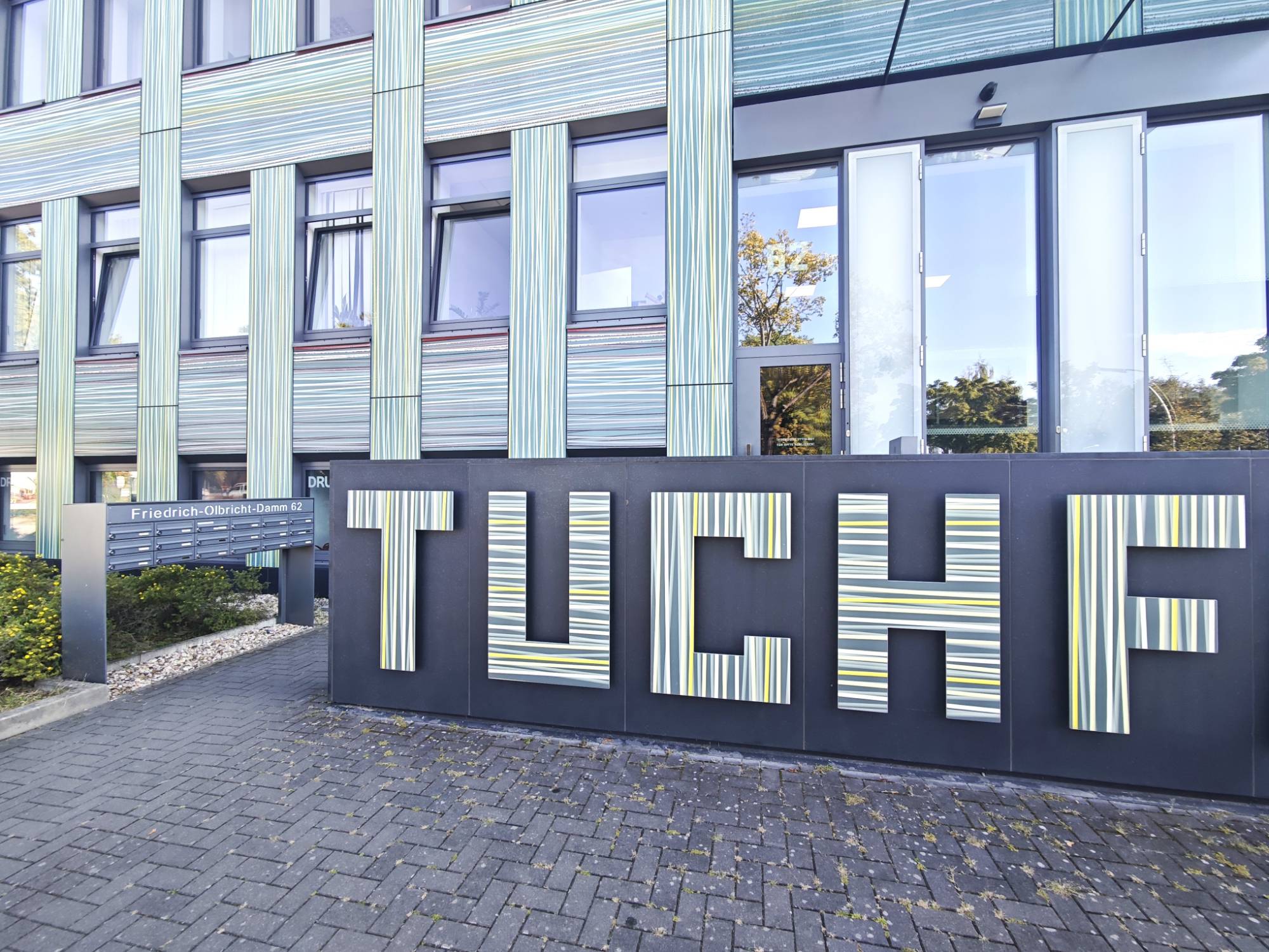 Eingang der Tuchfabrik Berlin mit Schriftzug und Briefkastenanlage Friedrich-Olbricht-Damm 62