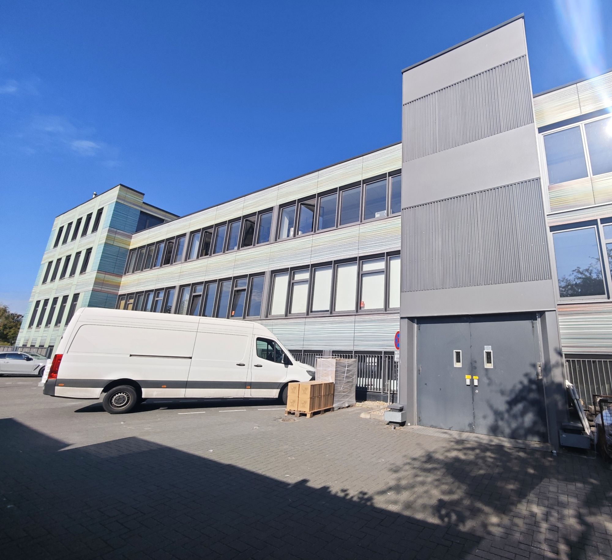 Hof der Tuchfabrik Berlin mit Transporter, Paletten und Lastenaufzug