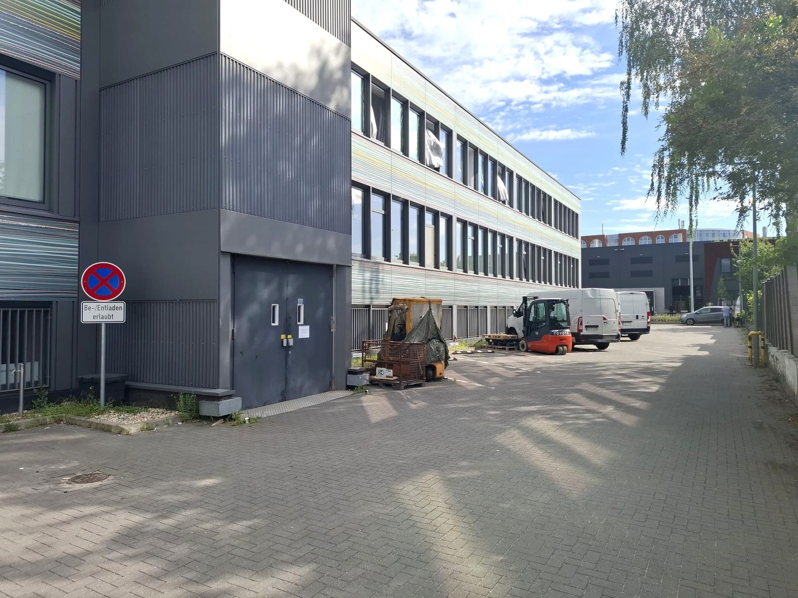Ladezone der Tuchfabrik Berlin mit Gabelstapler