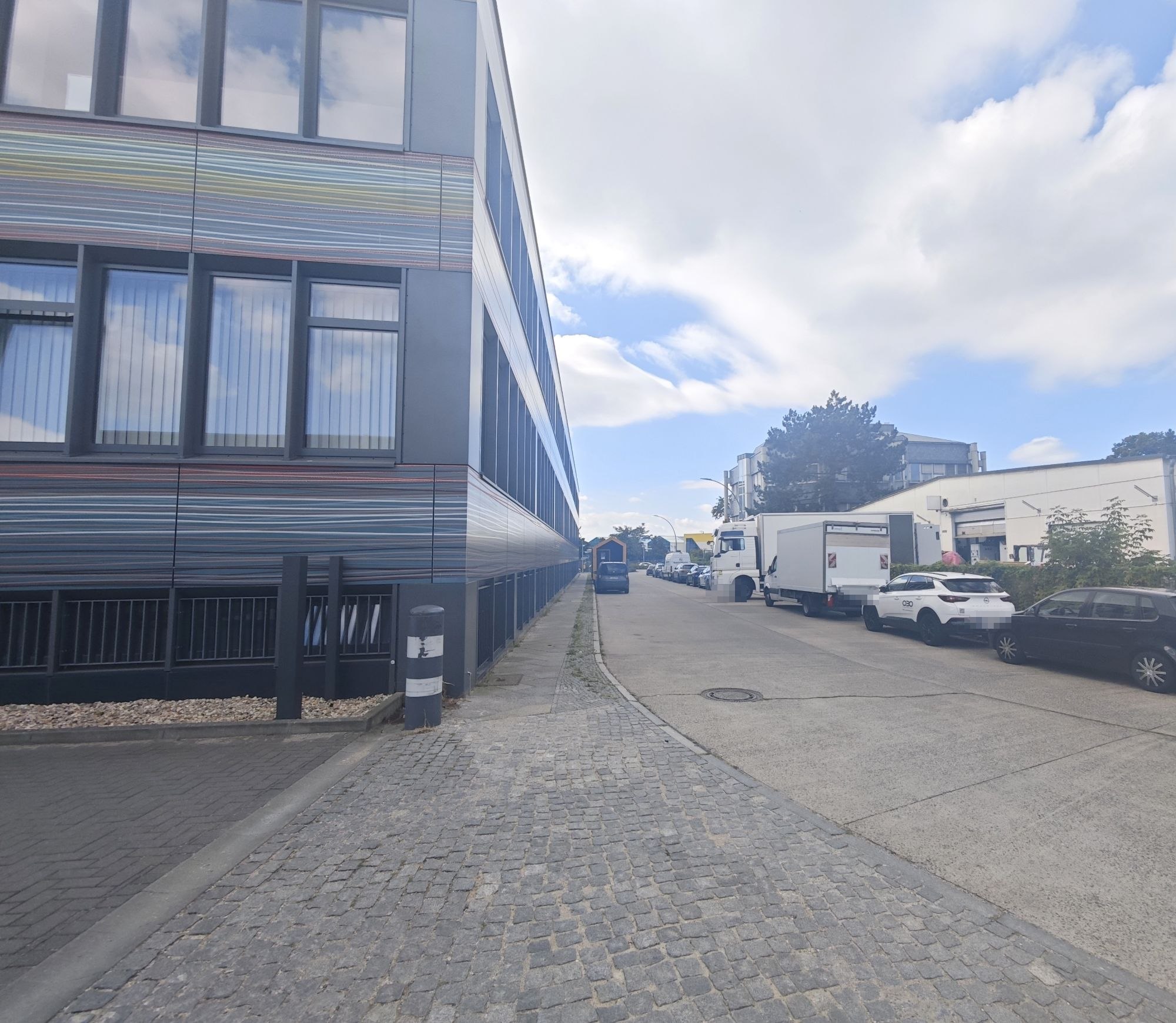 Gewerbestraße an der Tuchfabrik Berlin mit Lkw und Lieferfahrzeugen